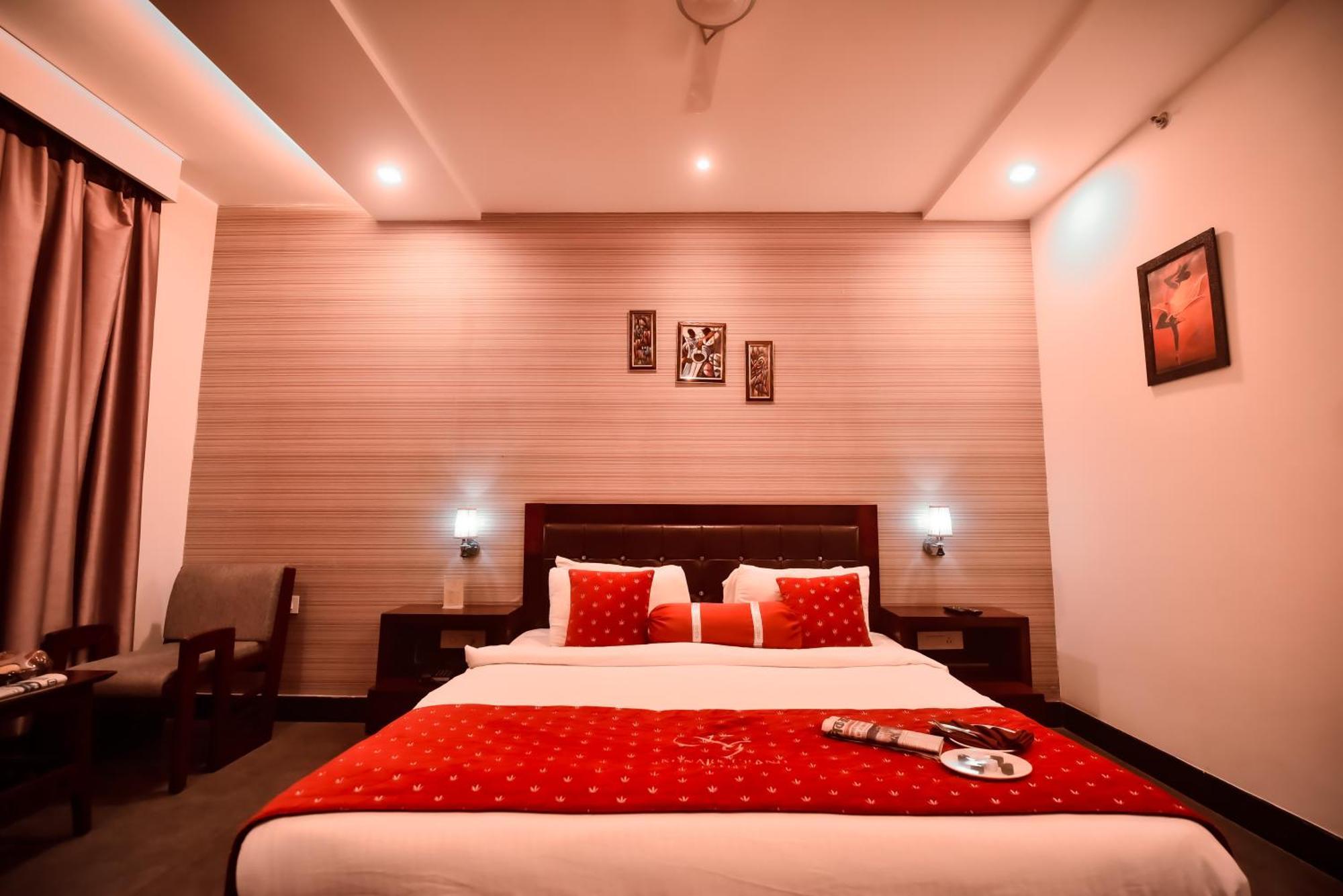 Konark Grand Hotel Mirzāpur Exterior foto