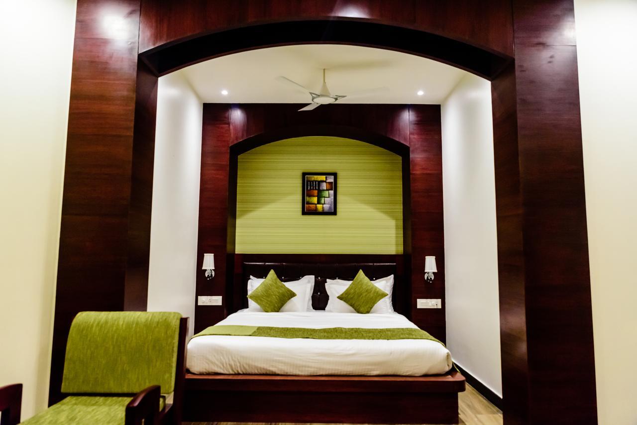 Konark Grand Hotel Mirzāpur Exterior foto
